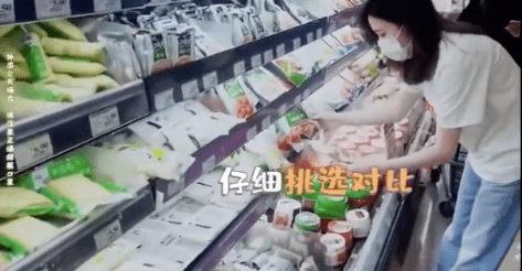 友约饭|佘诗曼深夜与友约饭，吃火锅也打包带走获赞，勤俭持家就差一个伴