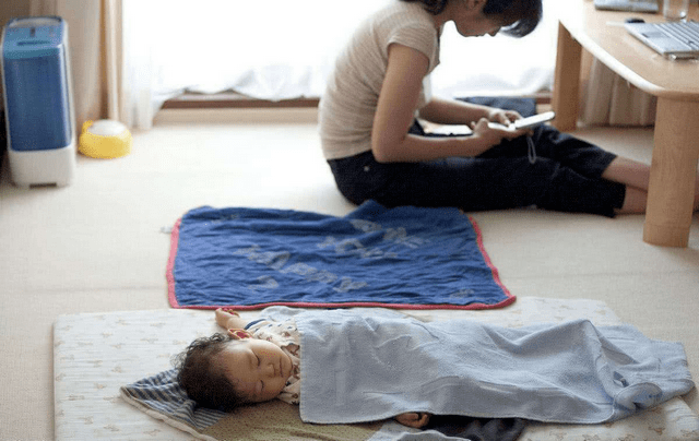 宝宝|不愿意自己躺，后悔生小孩了，我该怎么办？宝宝要一直躺着