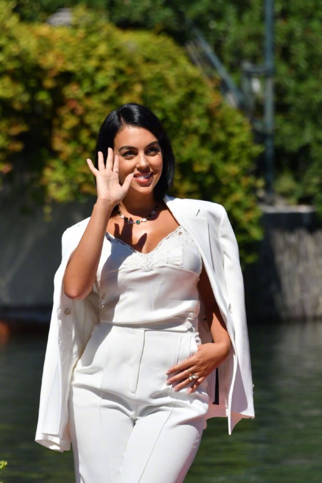 吊牌|C罗未婚妻乔治娜太寒酸，出席活动穿西装竟是借来的？吊牌都没摘