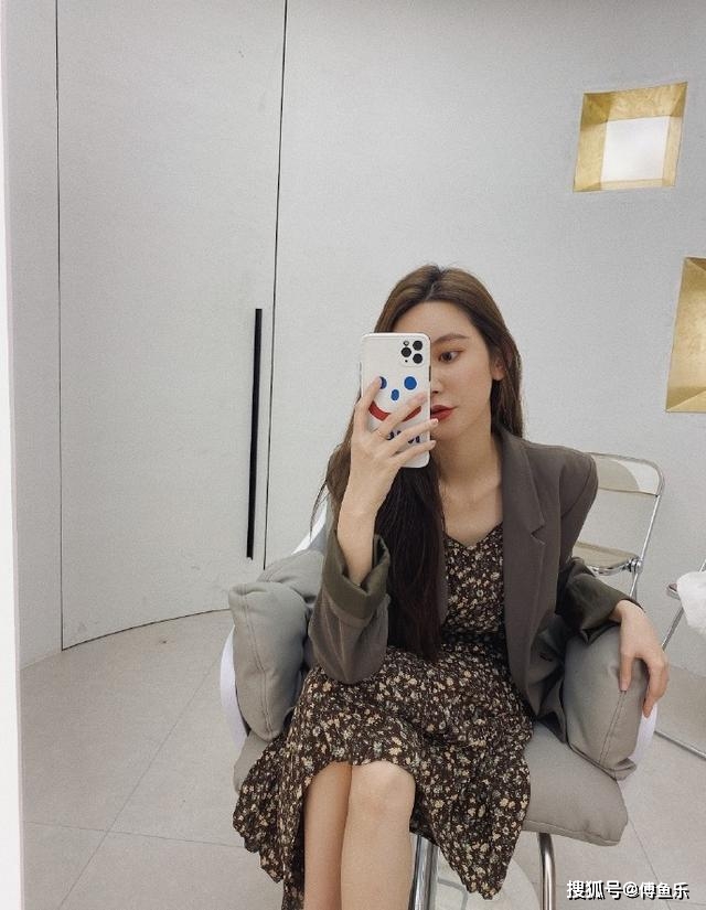 性感|董花花张大奕穿搭大pk,素雅和性感,两人自夸方式大不同!