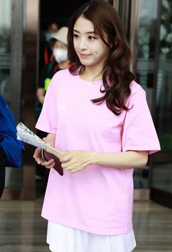 水蜜桃|张含韵也成“水蜜桃女孩”?穿JK裙大方秀腿,这身材才是男士最爱