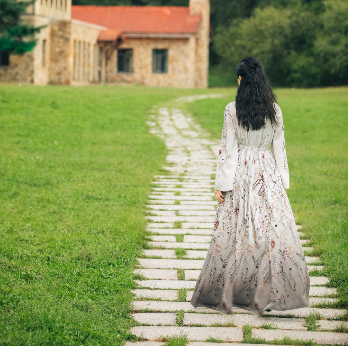 身材|又被咏梅惊艳了，微胖身材依然把碎花裙穿出高级美，这气质真绝