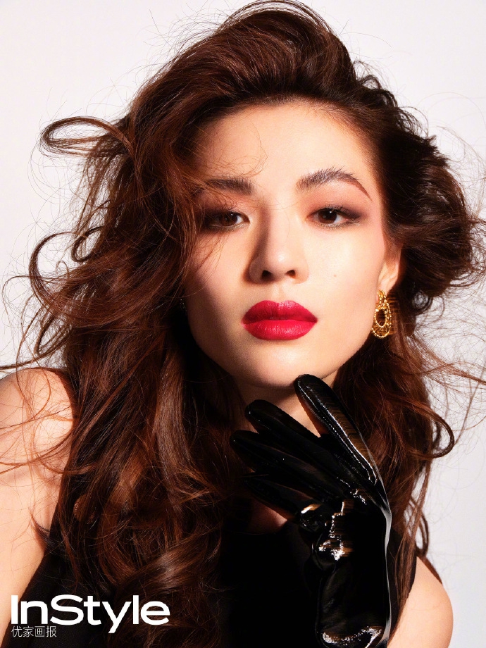 女郎|钟楚曦化身明艳复古女郎,亲任造型顾问,穿黑丝凹造型曲线曼妙