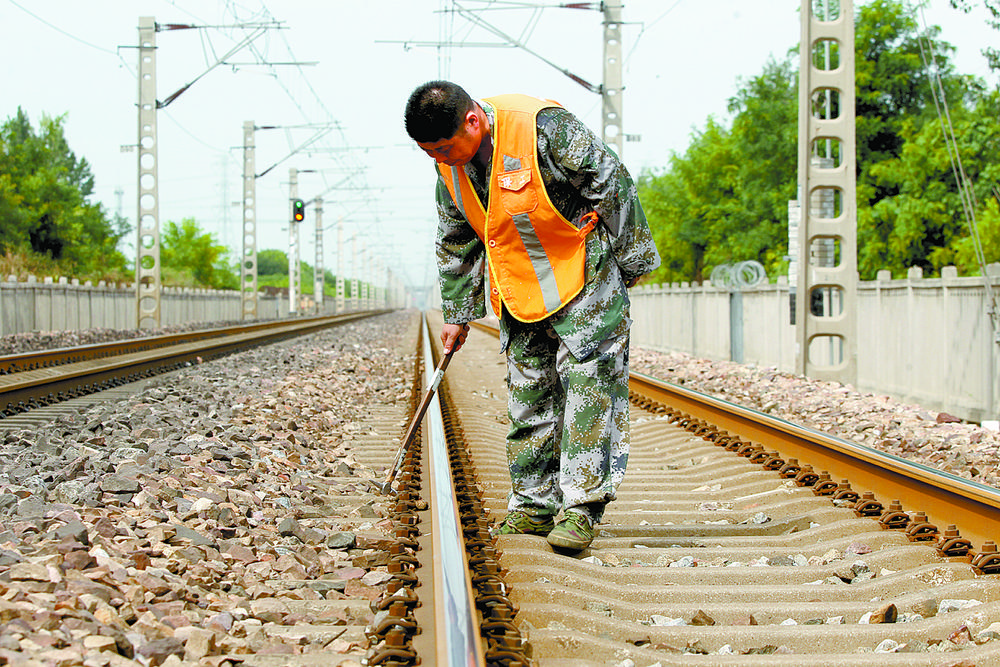 记者探访京广铁路线路工利用轨检仪对钢轨进行检查