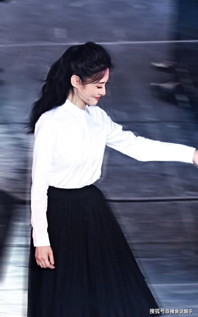 春晚|曾连续16年主持春晚的周涛，52岁状态似少女，岁月真的从不败美人
