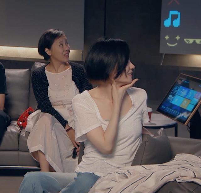 王菲挑染金发显叛逆,与马云同场朴素造型遮不住气场