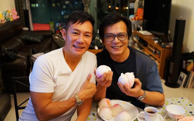 59岁黄日华笑容满面，似走出丧妻阴影，与影帝张