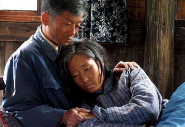 《活着》，福贵从富二代到家破人亡孤独一人，为什么还坚定的活着_妻子家珍
