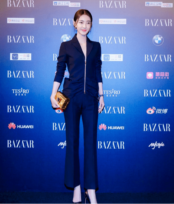 西装|王丽坤一身职场装出席活动，短发造型太显老，看着像40岁？