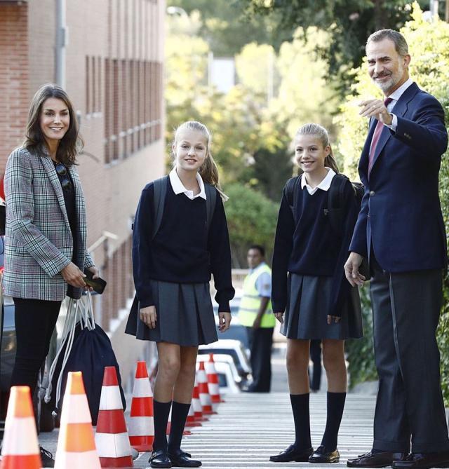 妹妹|西班牙公主开学！姐姐穿学生装和普通学生一样，妹妹随行刻意低调