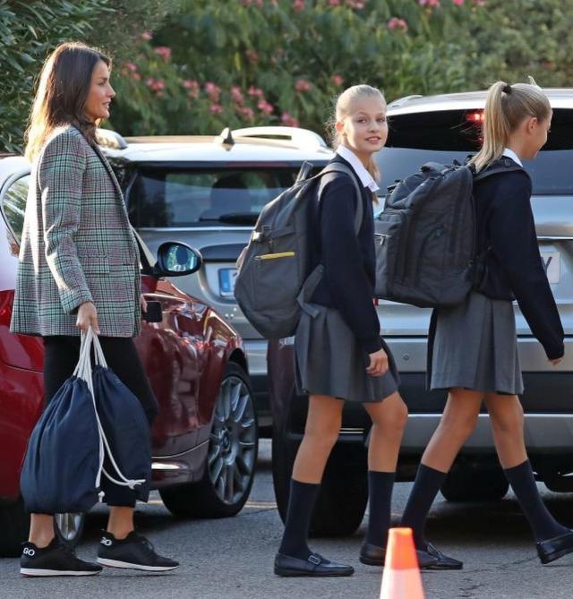 妹妹|西班牙公主开学！姐姐穿学生装和普通学生一样，妹妹随行刻意低调