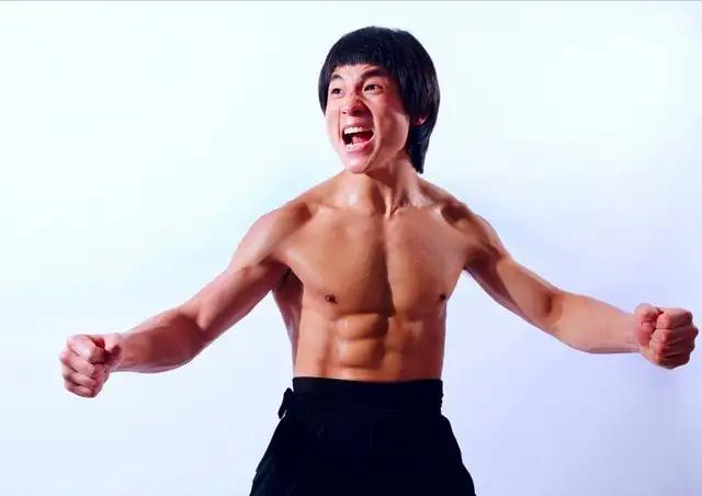 假拳|原创现代李小龙叫板杨建平：据说武僧一龙打假拳，我相信你也是