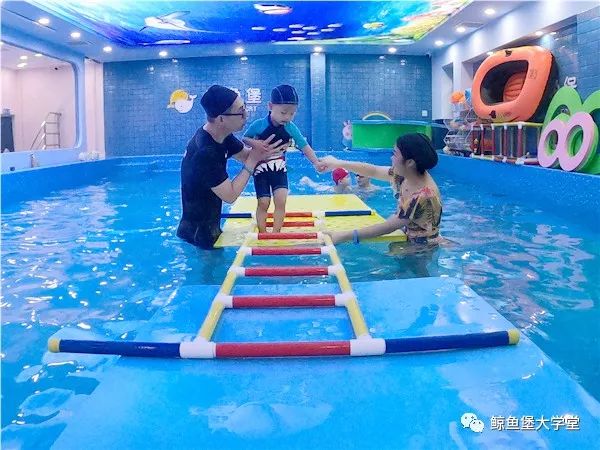 亲子|还在考虑要不要带孩子参与亲子游泳运动？
