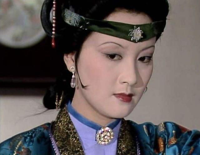 王熙凤与贾琏合欢,为何平儿也在房内服侍?四个字说出她的不堪