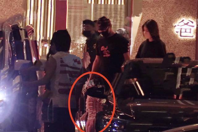 羽绒服|章子怡一家吃烤肉！国际章全副武装一路低头，放飞自我生怕被认出