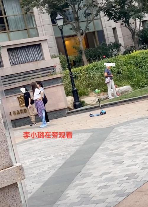 网友偶遇李小璐贾乃亮！两人陪女儿温馨互动，