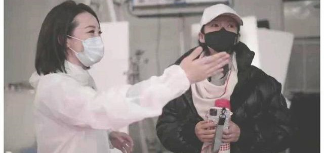 羽绒服|章子怡一家吃烤肉！国际章全副武装一路低头，放飞自我生怕被认出