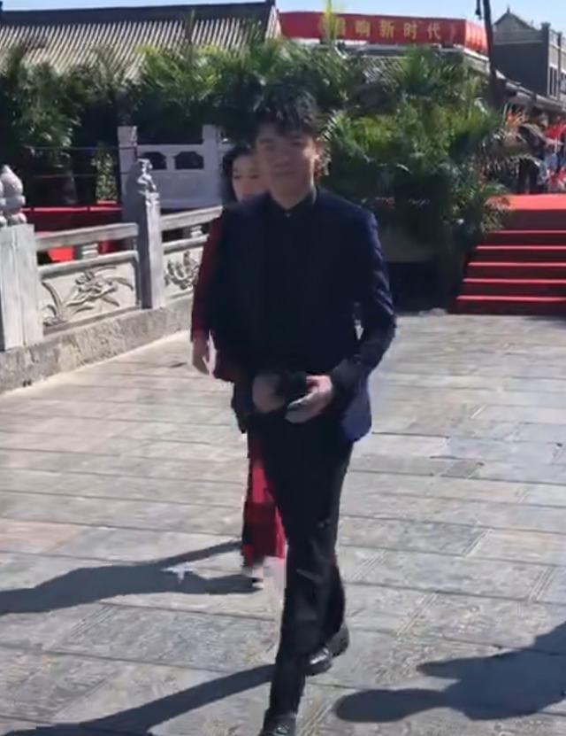 凤凰传奇闹不和？曾毅热情互动，玲花却冷漠，