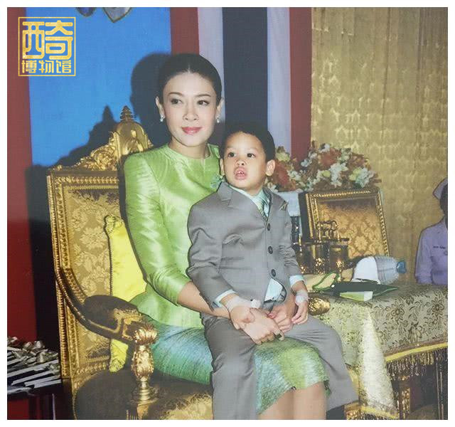 拉米|原创15岁泰王小儿子出行排场大，保镖跪行跟随，女友相伴在侧