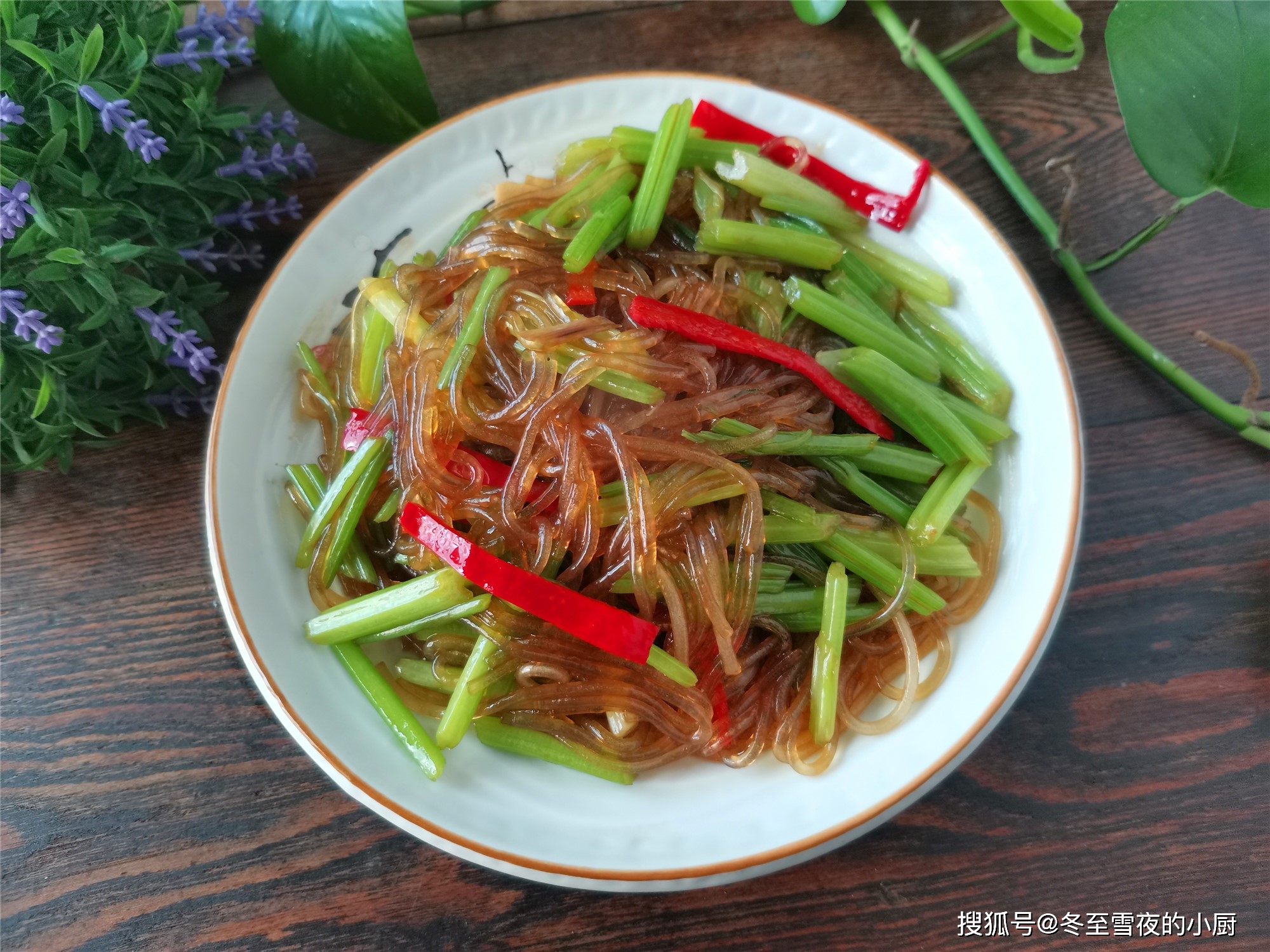 做芹菜炒粉条的小窍门,粉条劲道不粘锅,不成团,芹菜翠绿又脆嫩