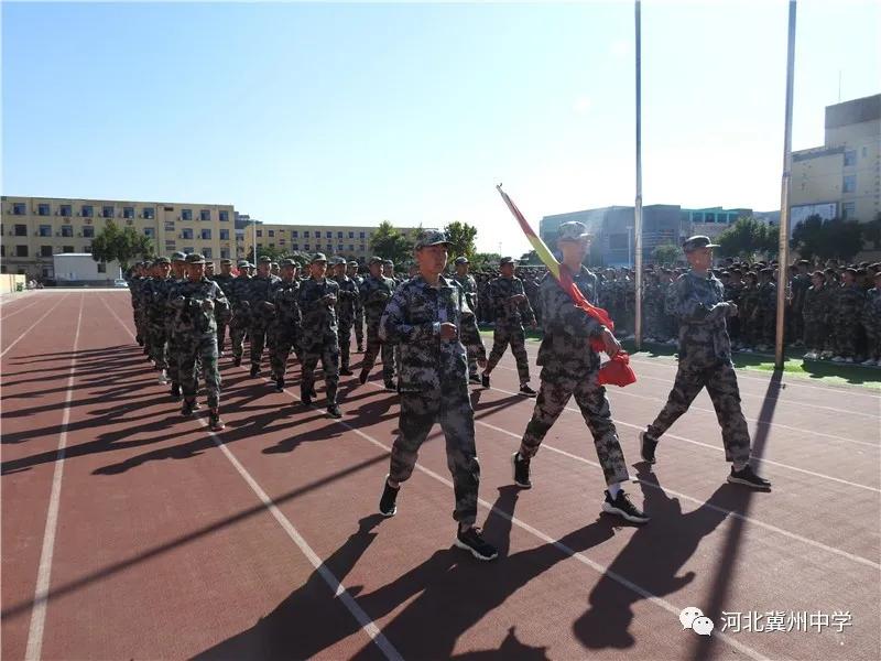 衡水市冀州中学新生军训汇报表演暨入学教育颁奖大会圆满落幕