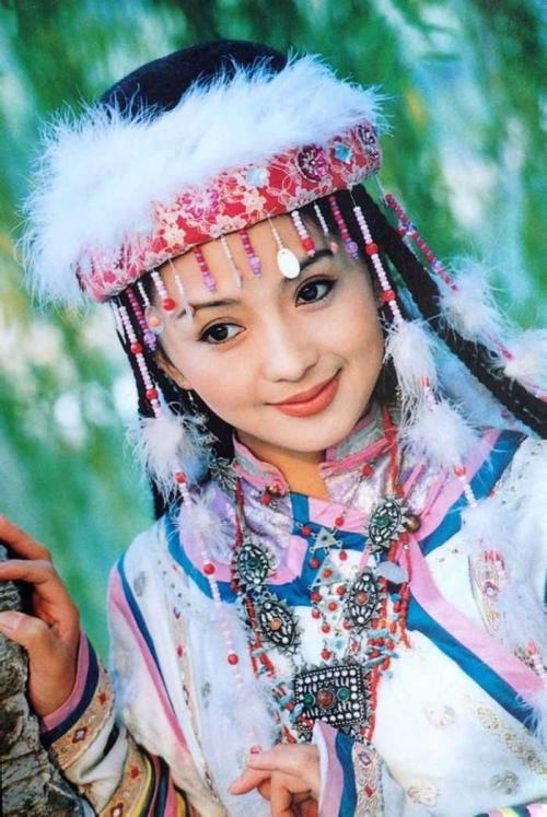 香妃去世19年,他为爱坚持扫墓守身19年