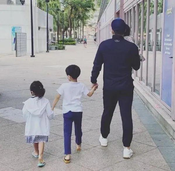 8年|原创郭晶晶拼4胎传闻破灭，霍启刚亲口否认，公婆回答暴露郭晶晶地位