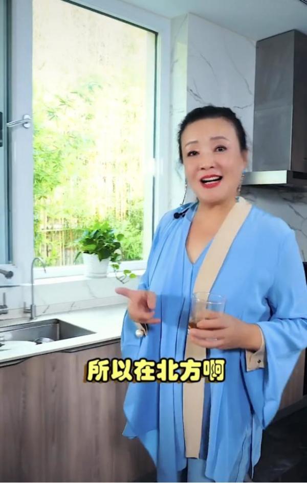 服装|大S的婆婆真会保养，就算吃大蒜都很优雅，这样的女人还挺有魅力