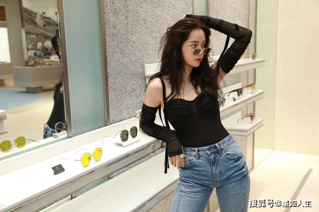 智商|又翻车？欧阳娜娜宣传保暖衣被疑交智商税，自称保湿却被副乳抢镜