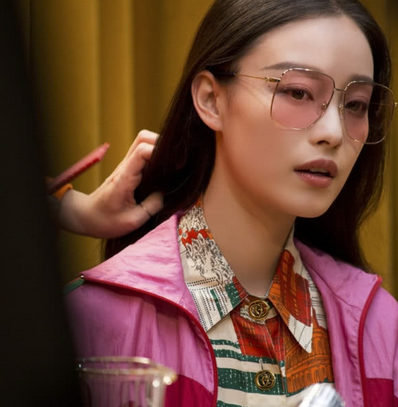 服装|单身的倪妮更美了！穿潮牌服装亮相，发布会上演绎复古摩登少女