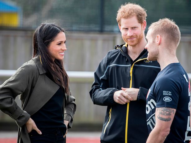 哈里|被剥夺军衔，哈里王子受打击，梅根抱不平：英女王不该这么做