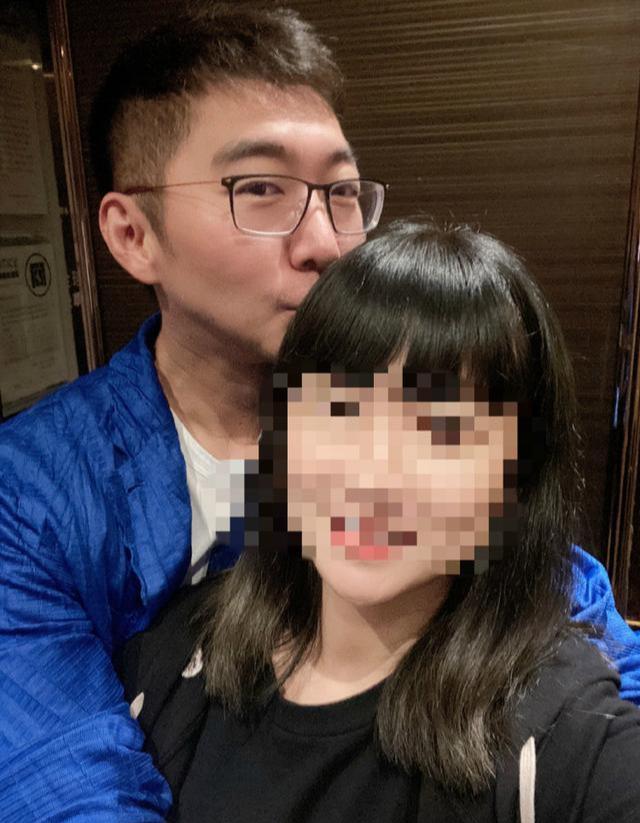 陈数老公深夜晒与美女亲密合照，大胆搂抱玩亲