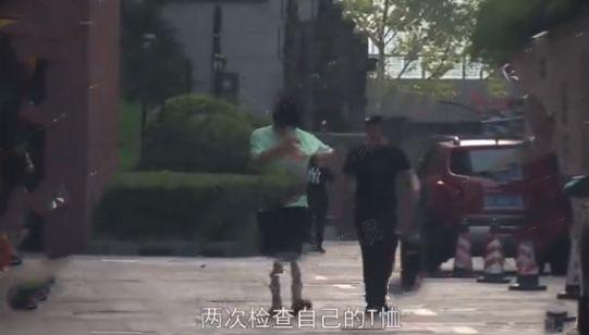 人设不保|人设不保？沈腾夜入会所短裙美女陪伴