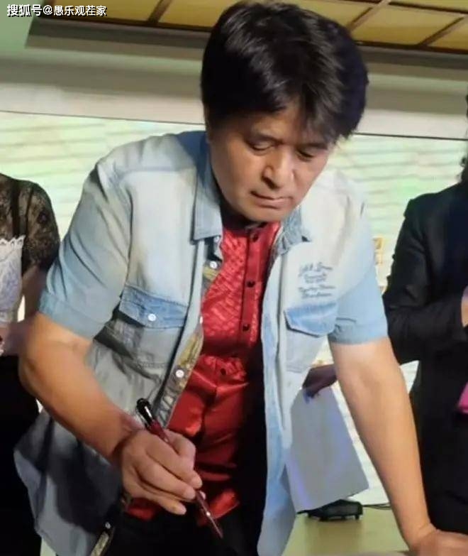 书法|原创61岁毕福剑现身商演，大秀歌喉书法，身体虽发福但精神状态不错