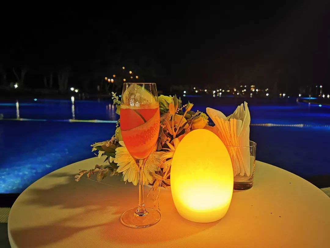 cocktailparty,molotovcocktail 入住当天是周五,晚上酒店泳池旁边有cocktail party(鸡尾酒会)