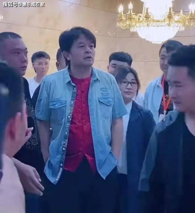 书法|原创61岁毕福剑现身商演，大秀歌喉书法，身体虽发福但精神状态不错