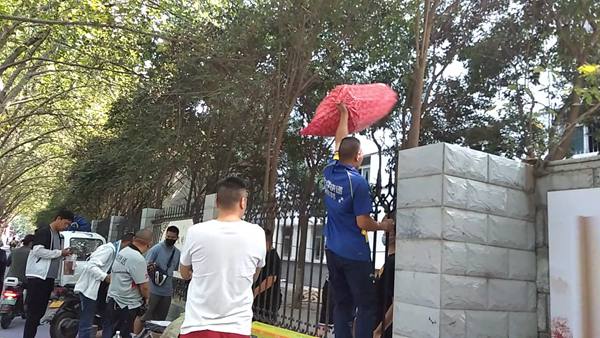 校园|开学季校园订单猛增 快递小哥各施“神投绝技”忙得不亦乐乎