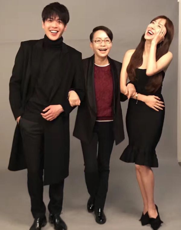 公主|宋丹丹25岁旧照公开，欧式打扮如“在逃公主”，稚嫩脸好像郑爽