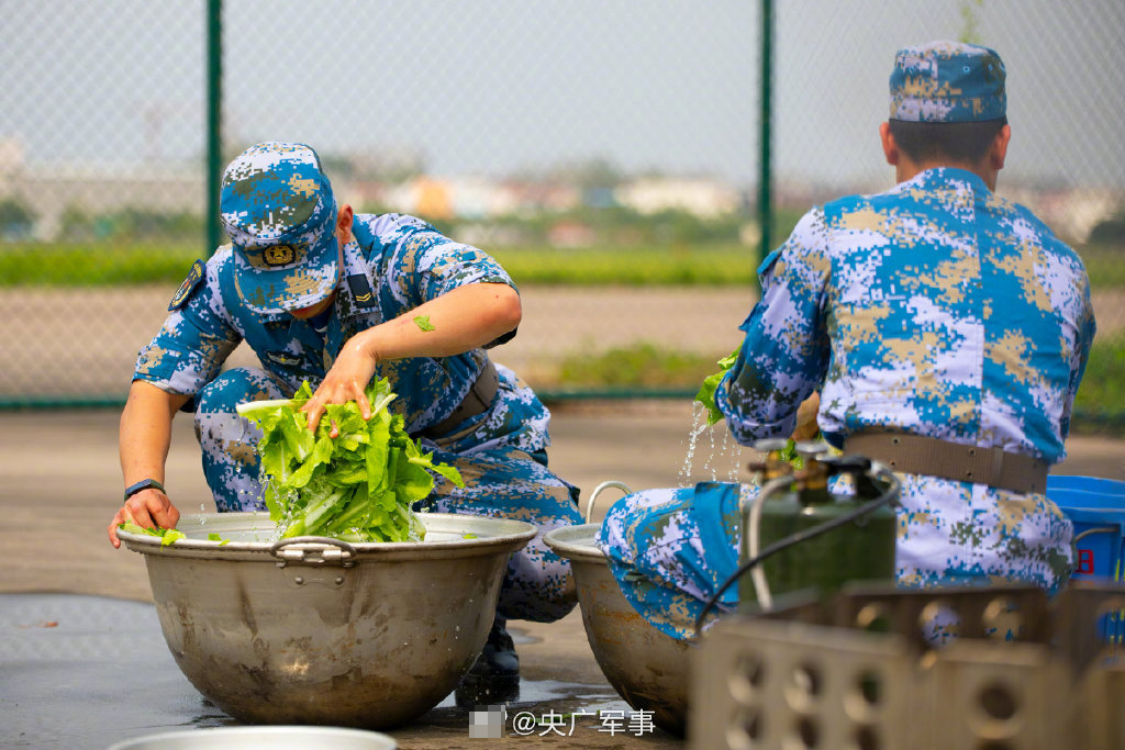 大型真香现场!海军航空兵举行炊事比武