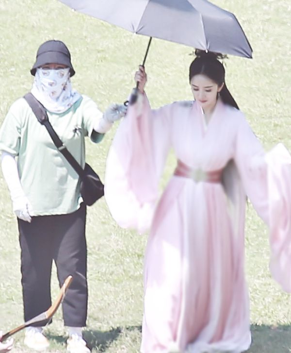 古装|杨幂最新路透公开，粉色古装造型显嫩，“最美古装美人”实锤了