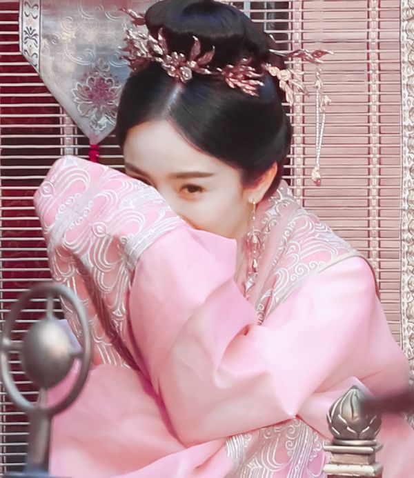 古装|杨幂最新路透公开，粉色古装造型显嫩，“最美古装美人”实锤了