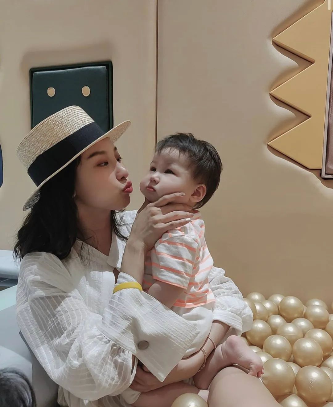 五官|原创赌王1岁孙女正脸照曝光，五官神韵像极三太，前儿媳疑刻意高调