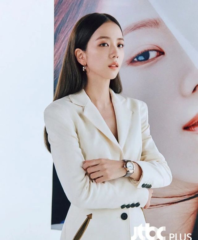 西装|金智秀写真照出炉,身穿西装裙秀“多肉身材”,御姐范儿十足