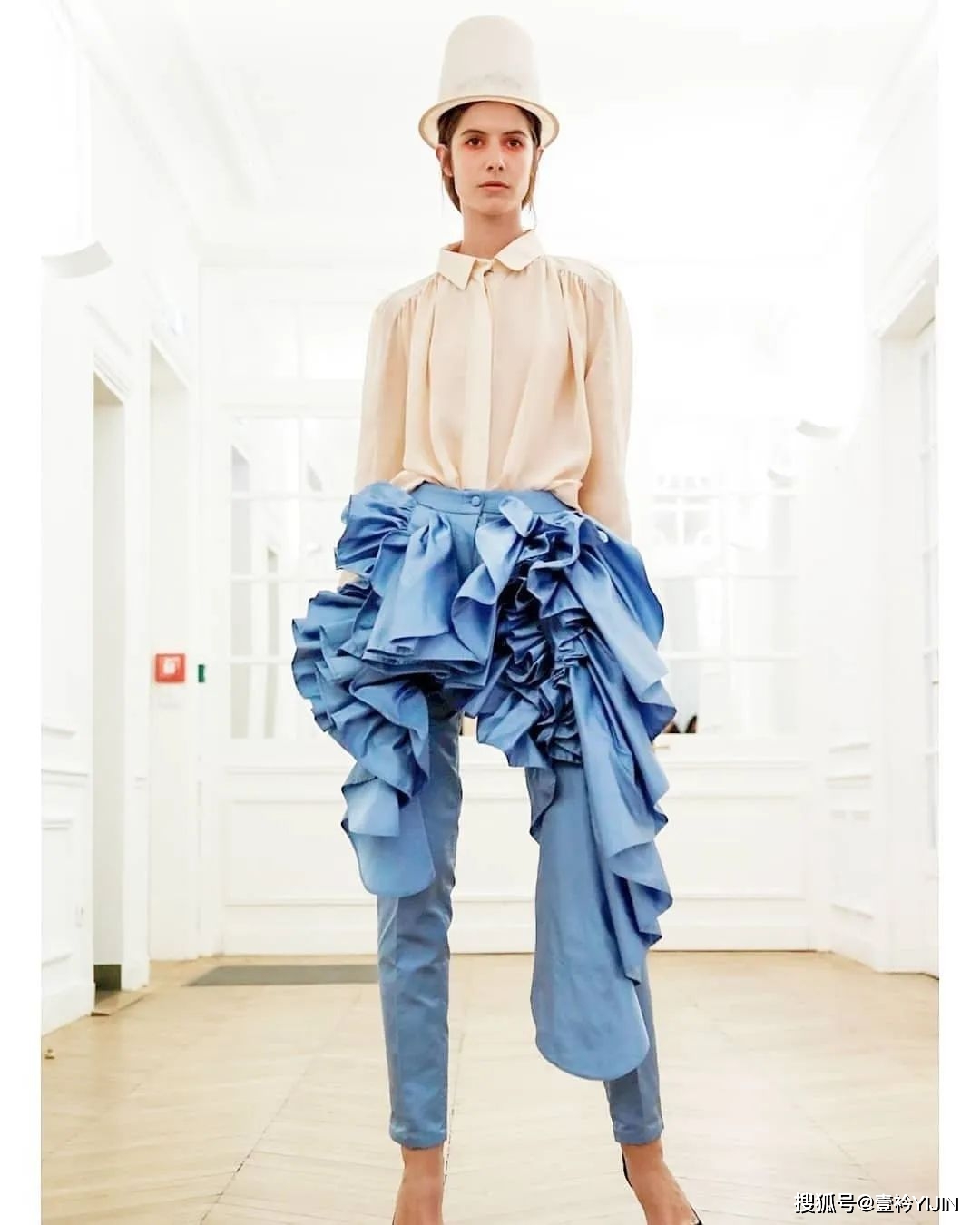 越南|被巴黎世家抄袭？把衣服种上鲜花、冻进冰块里？越南时装的高光时刻