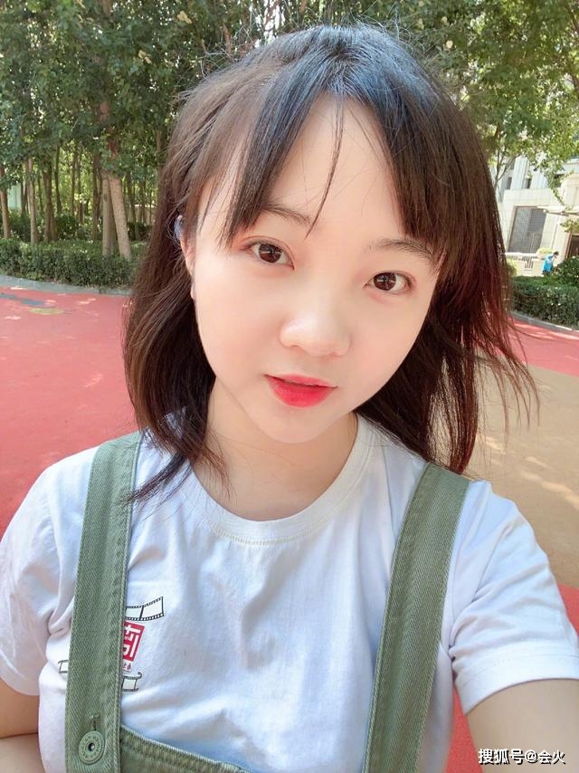 21岁林妙可晒合照,气质被朋友碾压