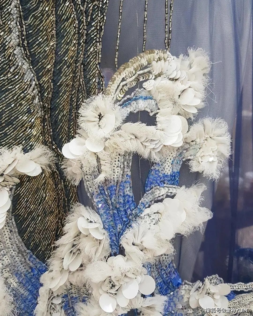 越南|被巴黎世家抄袭？把衣服种上鲜花、冻进冰块里？越南时装的高光时刻