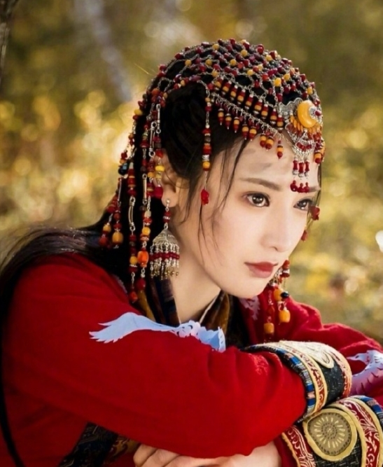 张钧甯|古装剧的头饰：彭小冉民族风，张钧甯头饰华贵，倪妮的简单又好看