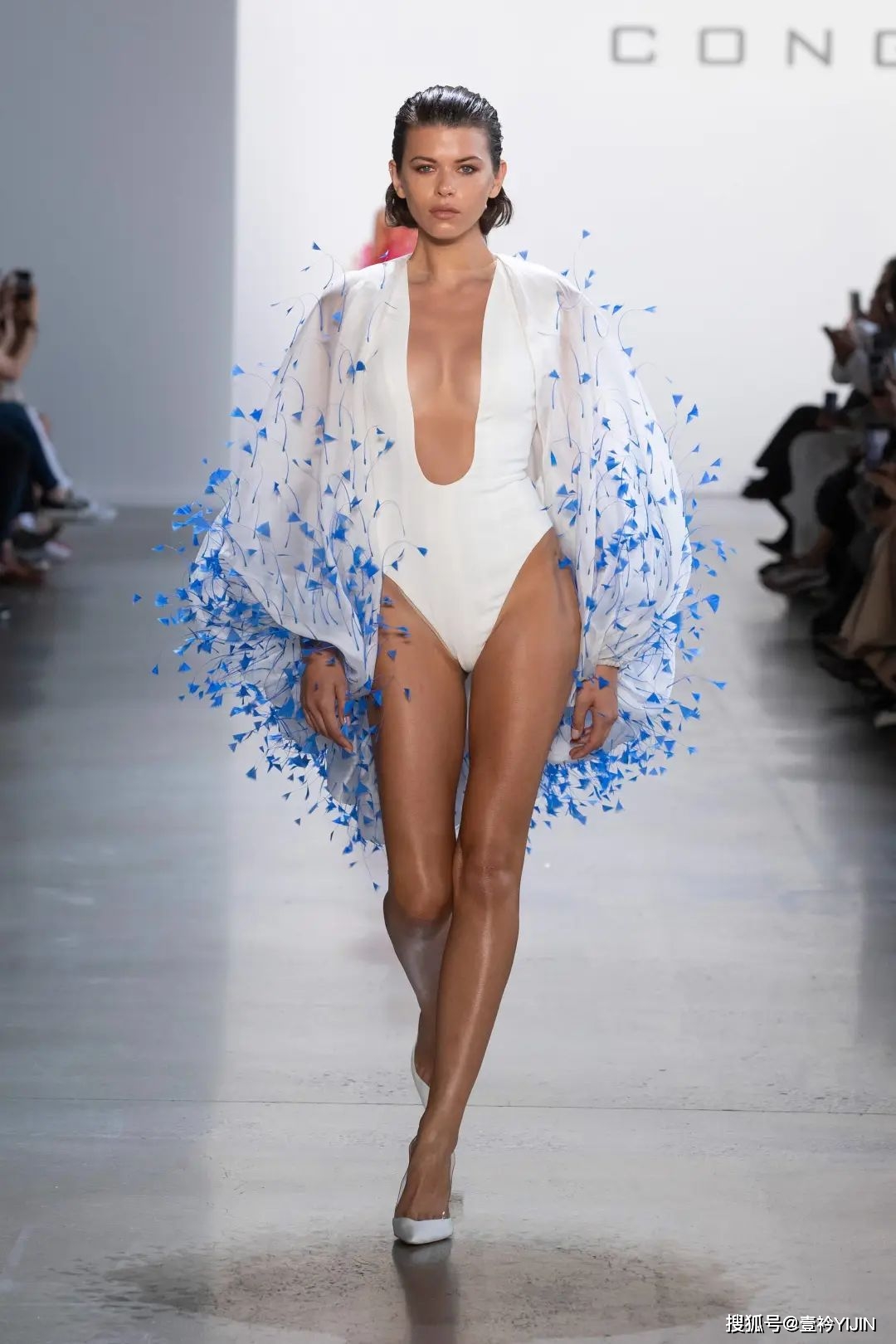 越南|被巴黎世家抄袭？把衣服种上鲜花、冻进冰块里？越南时装的高光时刻