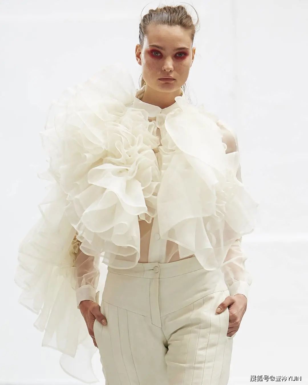 越南|被巴黎世家抄袭？把衣服种上鲜花、冻进冰块里？越南时装的高光时刻