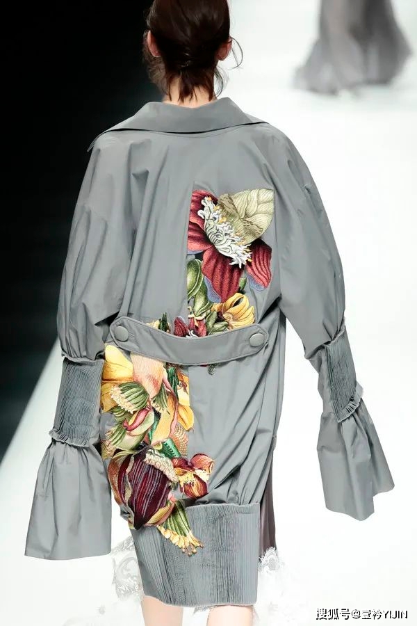 越南|被巴黎世家抄袭？把衣服种上鲜花、冻进冰块里？越南时装的高光时刻